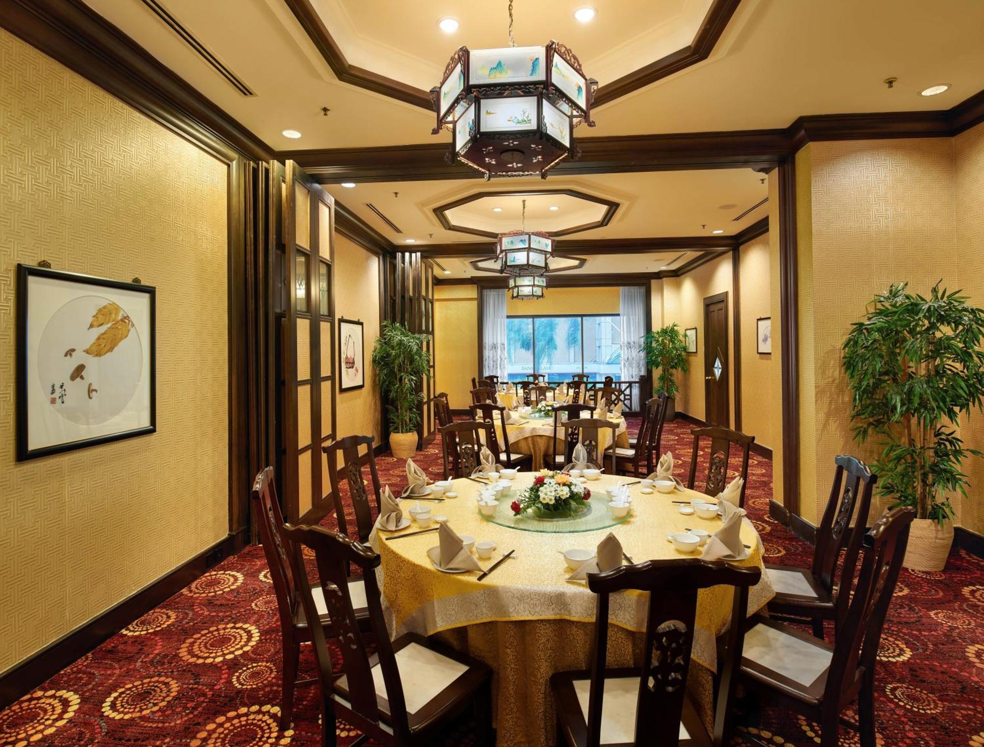 Mardhiyyah Hotel And Suites Shah Alam Exterior foto A restaurant in a hotel