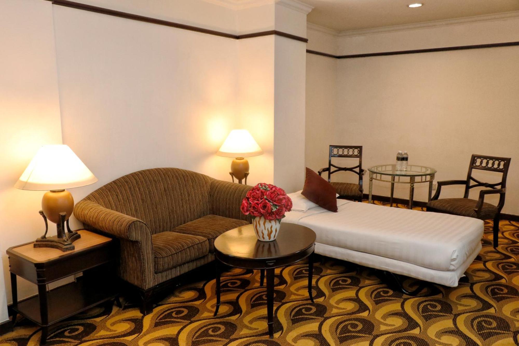 Mardhiyyah Hotel And Suites Shah Alam Exterior foto A suite at the hotel