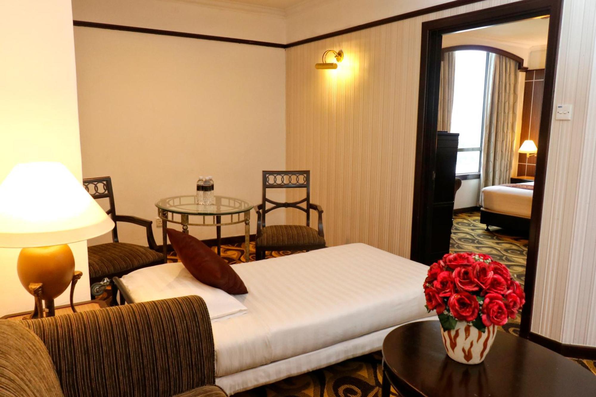 Mardhiyyah Hotel And Suites Shah Alam Exterior foto A suite at the hotel