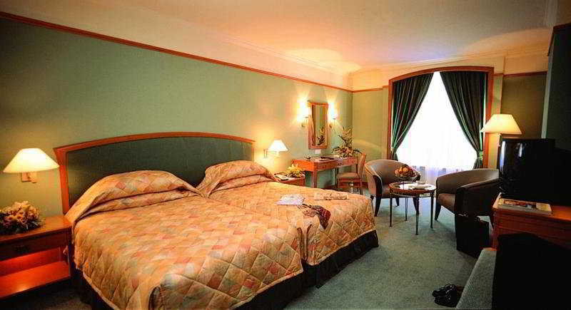 Mardhiyyah Hotel And Suites Shah Alam Exterior foto A room at the hotel